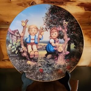 MJ-Hummel Collector Plate "Apple Tree Boy & Girl"